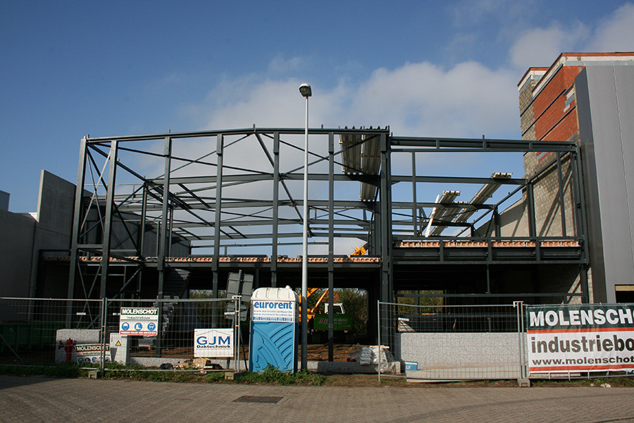 fabriekshal van Maxevent in opbouw in 2013